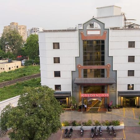 Hotel The Westend Ahmedabad Exterior foto
