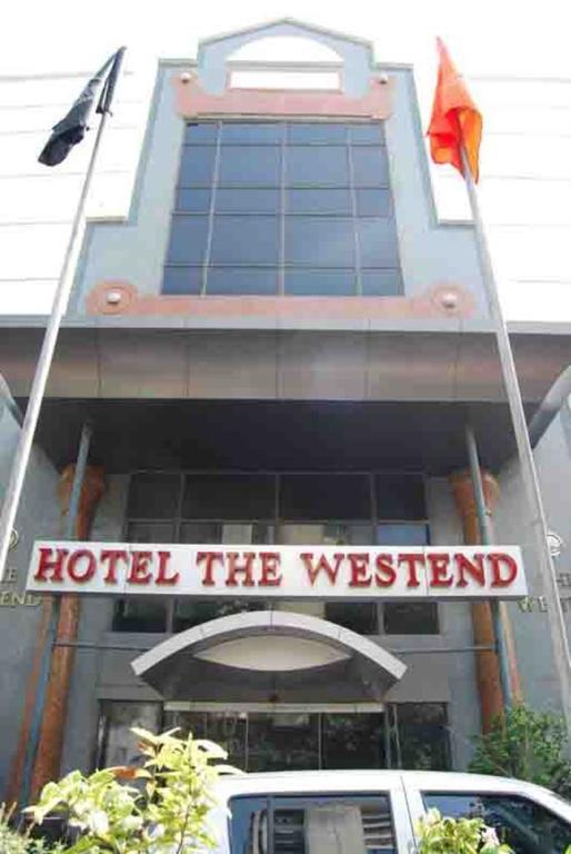 Hotel The Westend Ahmedabad Exterior foto