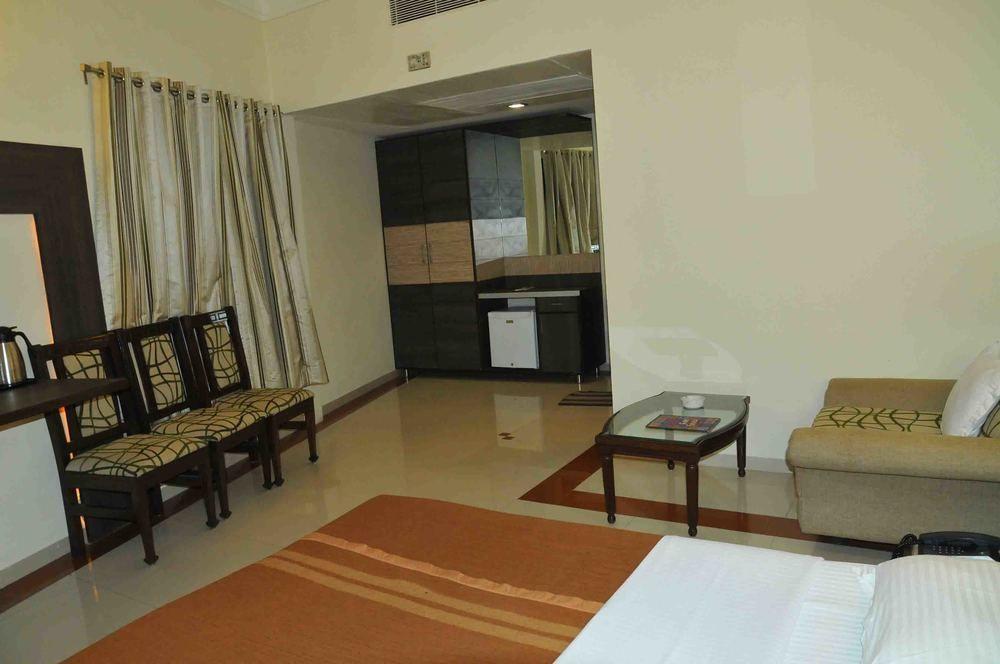 Hotel The Westend Ahmedabad Exterior foto