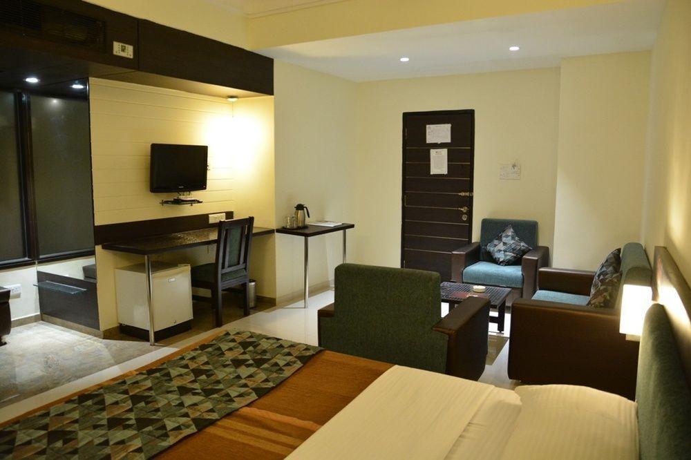 Hotel The Westend Ahmedabad Exterior foto