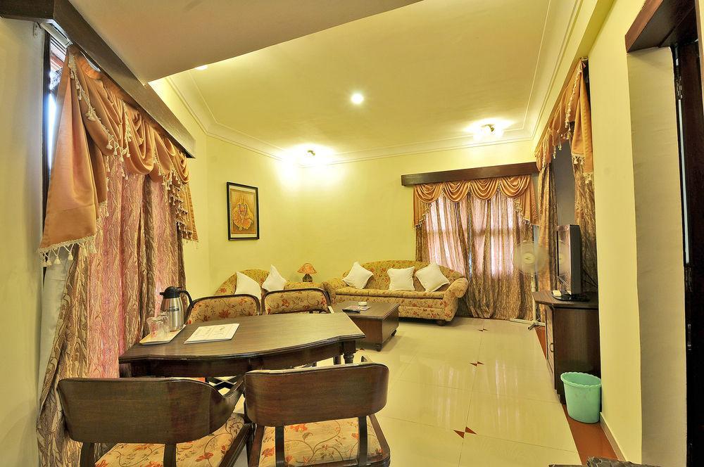 Hotel The Westend Ahmedabad Exterior foto