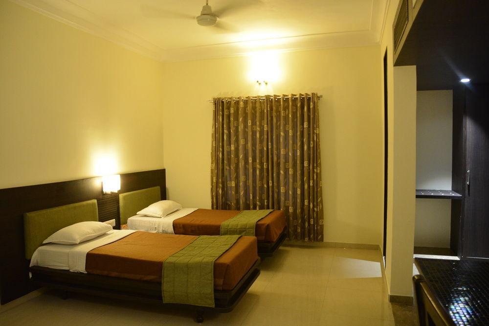 Hotel The Westend Ahmedabad Exterior foto