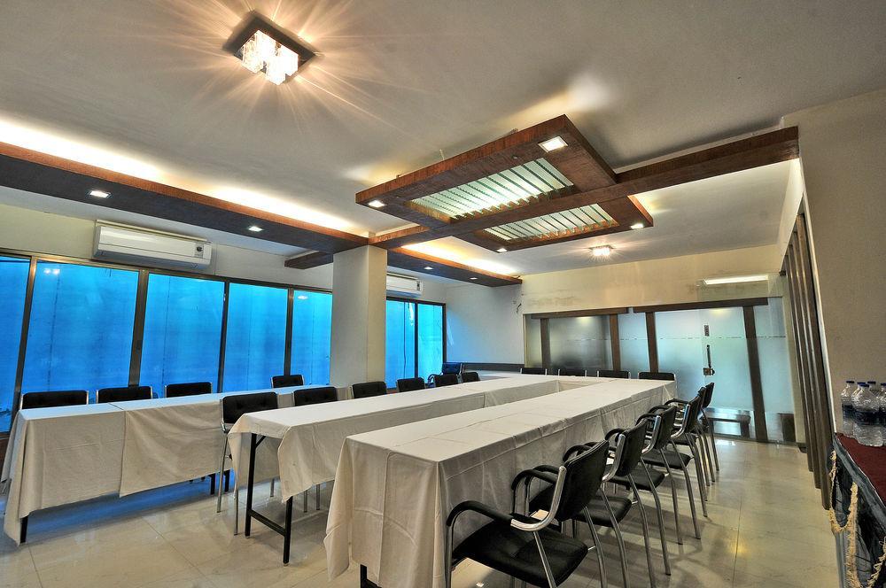 Hotel The Westend Ahmedabad Exterior foto