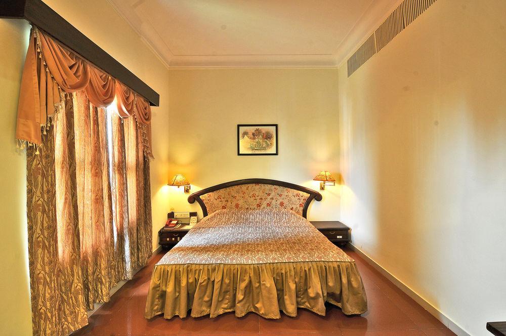 Hotel The Westend Ahmedabad Exterior foto
