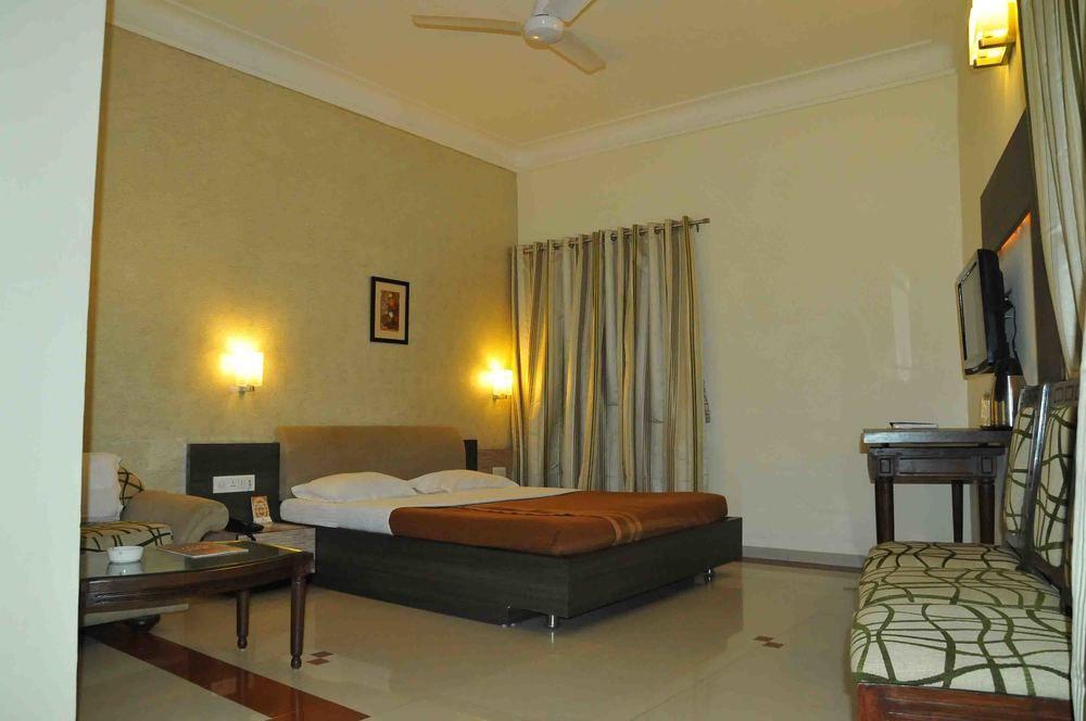 Hotel The Westend Ahmedabad Exterior foto