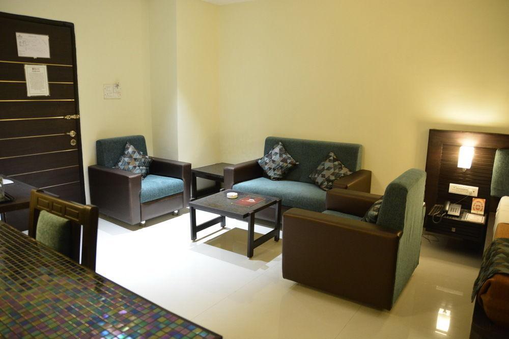 Hotel The Westend Ahmedabad Exterior foto
