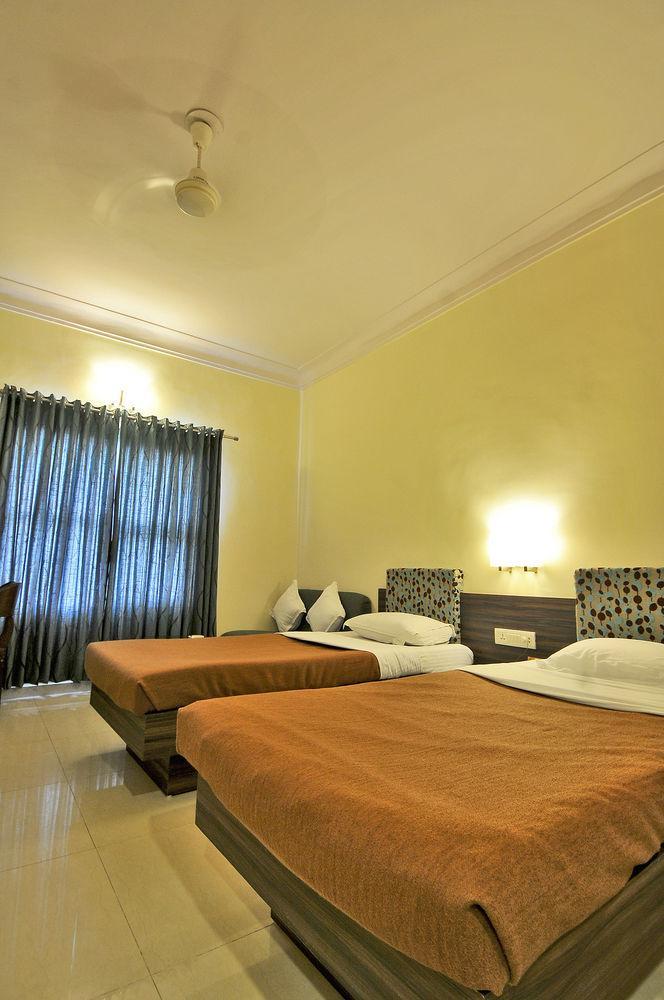 Hotel The Westend Ahmedabad Exterior foto