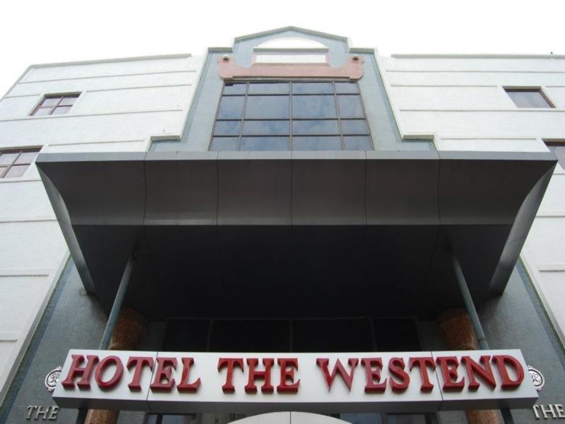 Hotel The Westend Ahmedabad Exterior foto