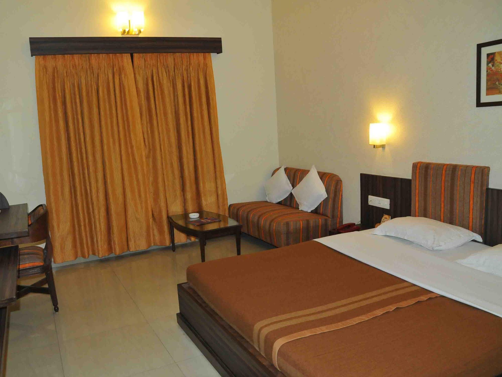 Hotel The Westend Ahmedabad Exterior foto
