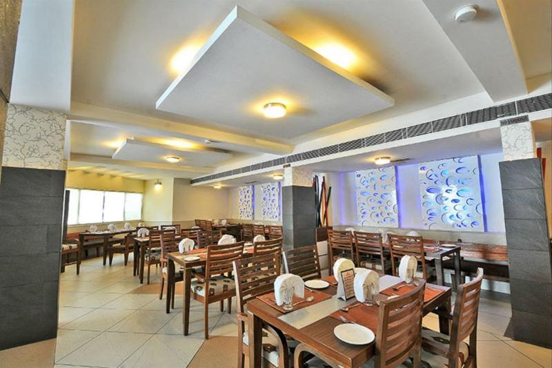 Hotel The Westend Ahmedabad Exterior foto