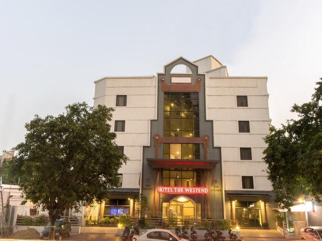 Hotel The Westend Ahmedabad Exterior foto