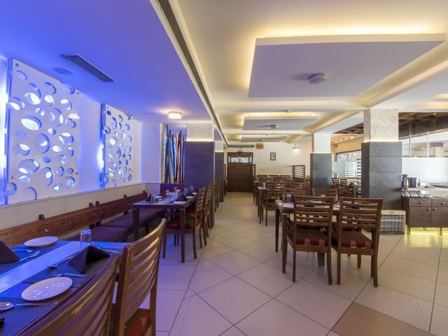 Hotel The Westend Ahmedabad Exterior foto