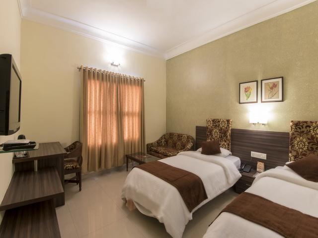 Hotel The Westend Ahmedabad Exterior foto