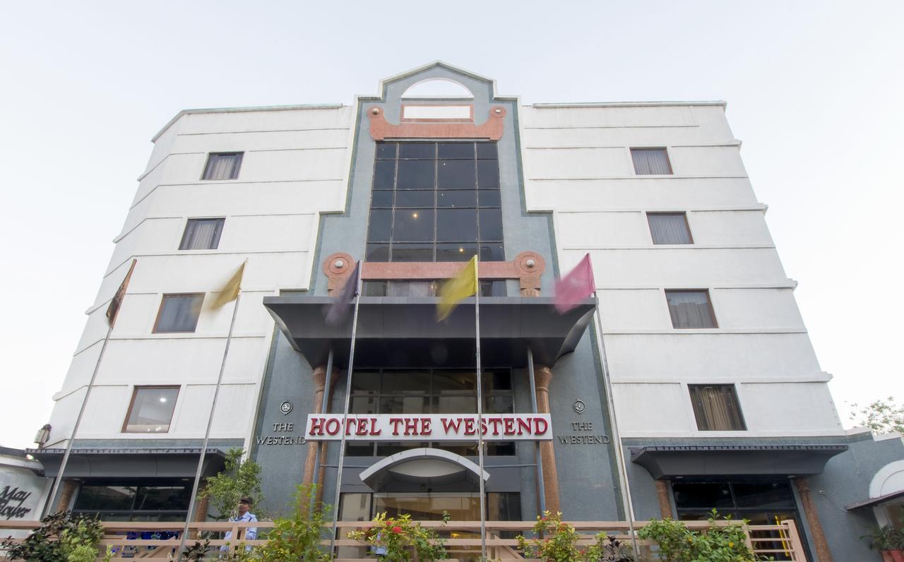 Hotel The Westend Ahmedabad Exterior foto