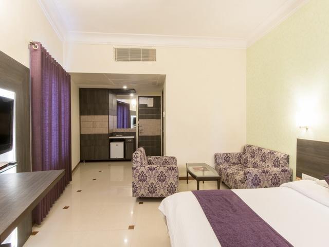 Hotel The Westend Ahmedabad Exterior foto