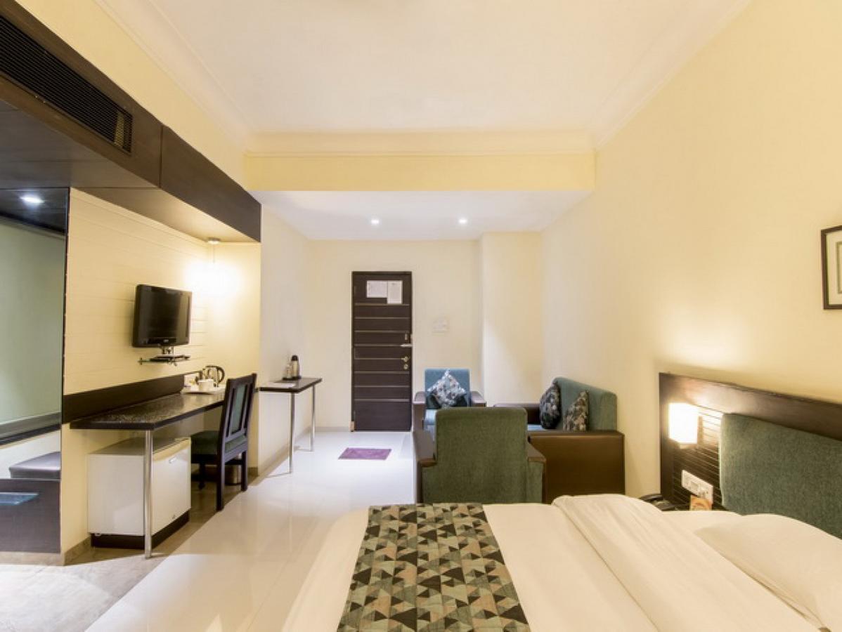 Hotel The Westend Ahmedabad Exterior foto