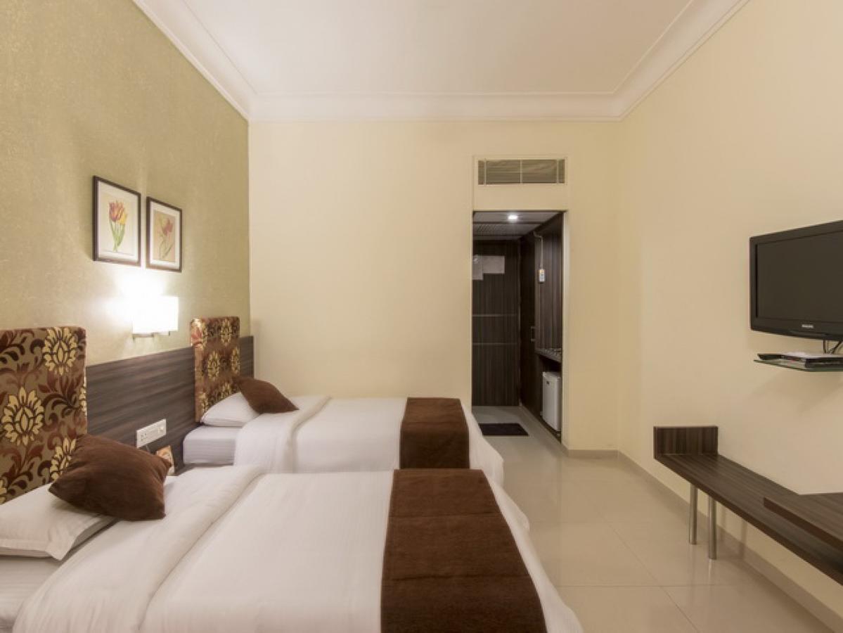 Hotel The Westend Ahmedabad Exterior foto