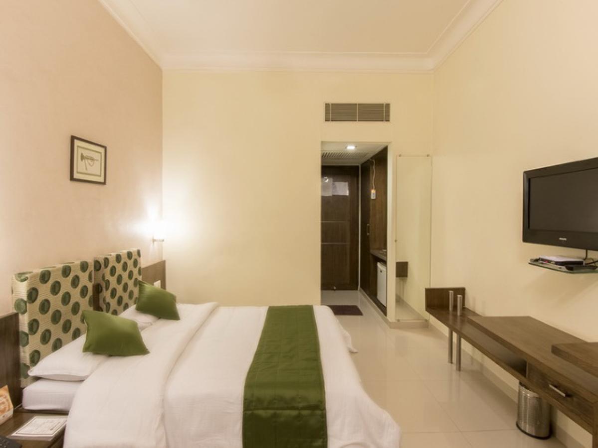 Hotel The Westend Ahmedabad Exterior foto