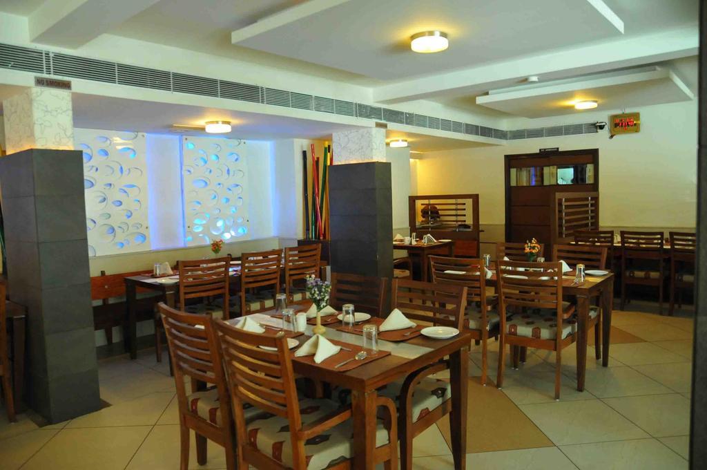 Hotel The Westend Ahmedabad Exterior foto